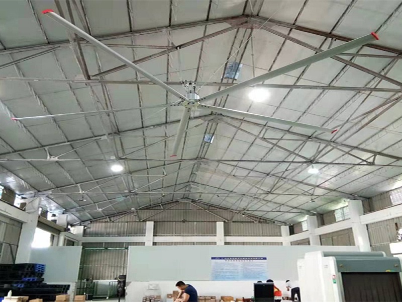 Workshop cooling with a large ceiling fan, quickly solve the cooling problem in factory